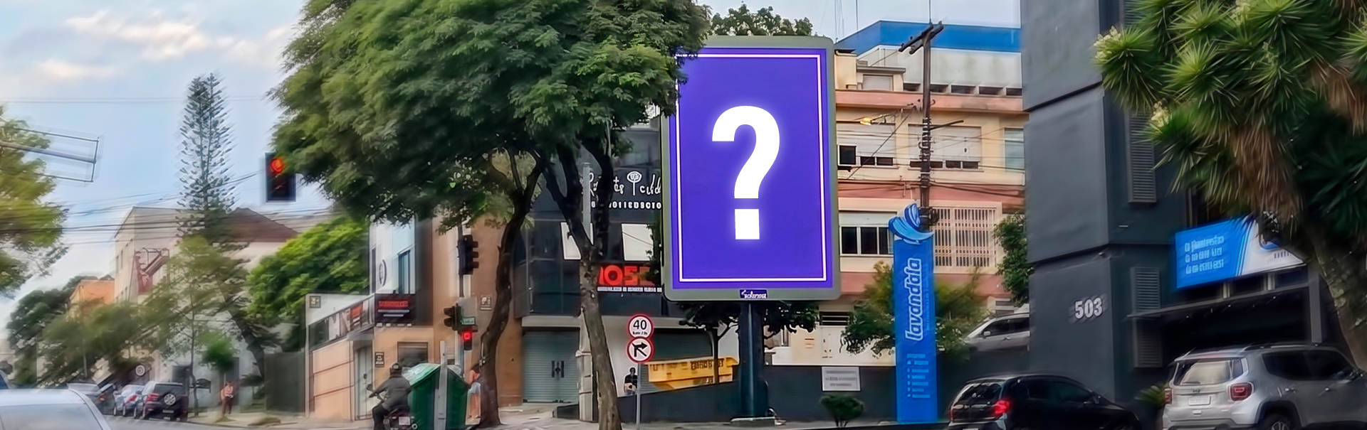 Painel de LED outdoor da IDEA instalado em esquina movimentada, exibindo uma arte publicitária em um ponto estratégico de grande visibilidade urbana.